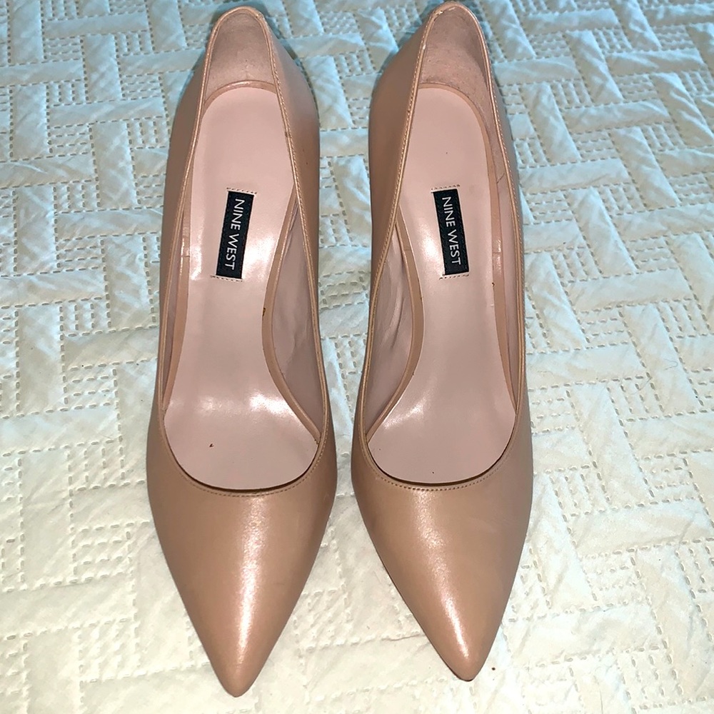 Nude Pumps